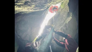 63-latek doznał urazu głowy i złamania obu rąk 