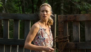 Yvonne Strahovski w filmie "Zło czai się w mroku" (2018) 