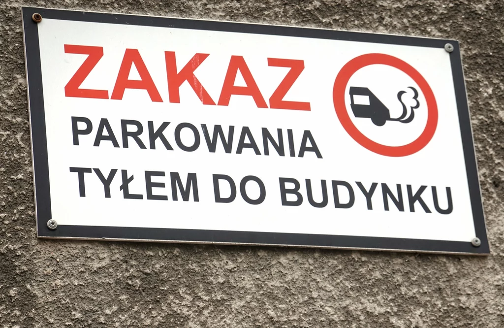 Zakaz parkowania tyłem do budynku - czy taka tabliczka ma moc prawną?