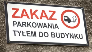 Zakaz parkowania tyłem do budynku. Czy taka tabliczka ma jakąś moc prawną?