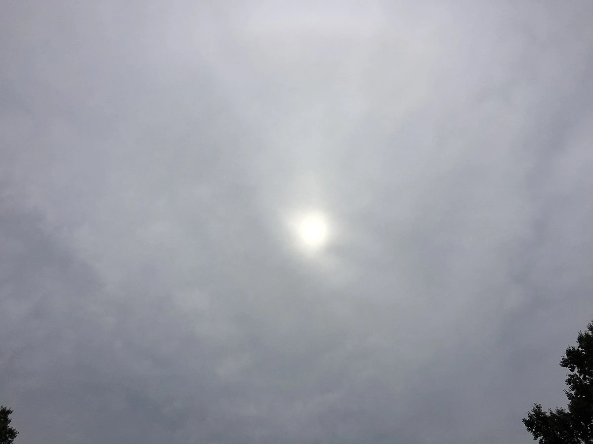 Słońce może przebijać się przez chmurę Altostratus