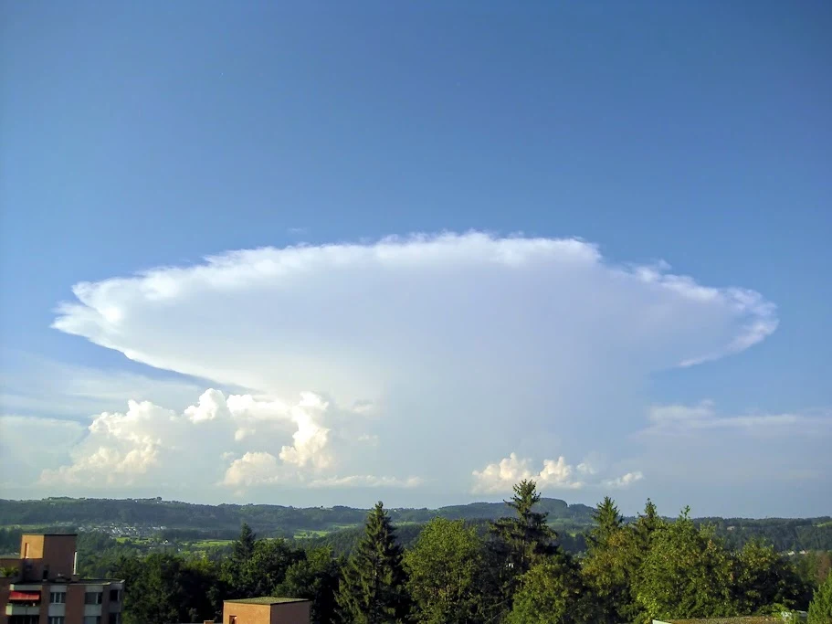 Chmura deszczowa Cumulonimbus ma kształt kowadła. Może mieć nawet ponad 10 km wysokości. W dolnej części zbudowana jest z kropel wody, w górnej z kryształków lodu