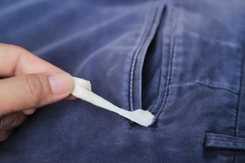 Istnieje kilka sprawdzonych sposobów na usunięcie gumy do żucia z ubrań