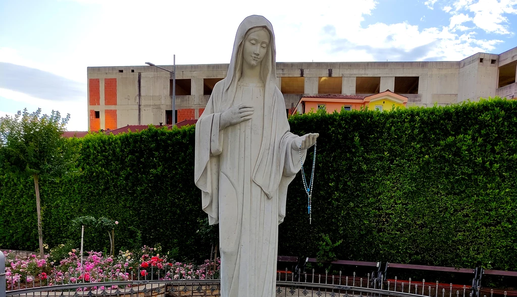 Posąg Maryi przed kościołem w Medjugorie