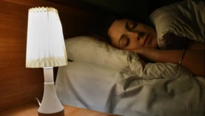 Spanie przy świetle. Naukowcy odkryli, jak wpływa na zdrowie