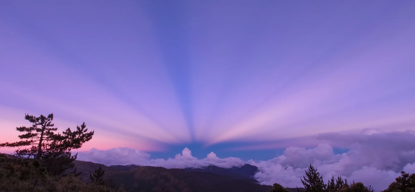 Tajemnicze smugi na niebie to właśnie promienie zmierzchowe