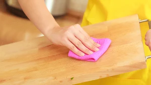 Deska do krojenia i kuchenna ściereczka są siedliskiem bakterii