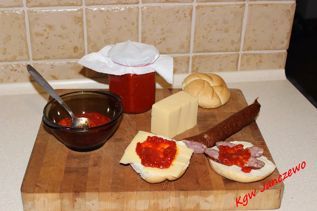 Sos paprykowo-pomidorowy prosty w przygotowaniu i bardzo smaczny /zdjęcie: KGW Jaczewo
