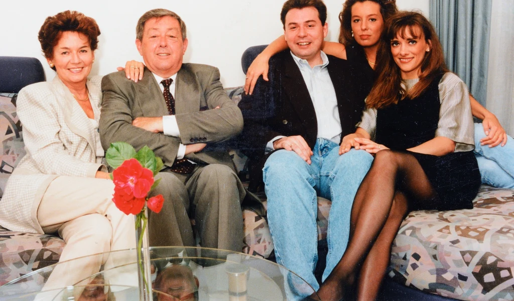 Warszawa, lata 90. Sesja zdjęciowa rodziny Walterów; n/z od lewej: Bożena Walter, Mariusz Walter, Piotr Walter, Sandra Walter, Anna Walter