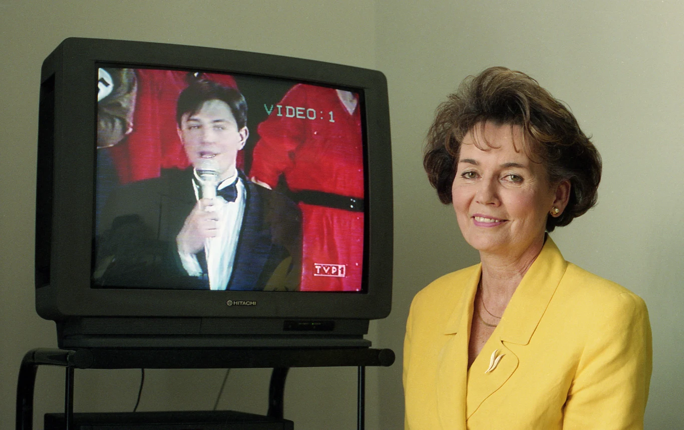 Bożena Walter oglądająca Krzysztofa Ibisza w TV (1993 r.)