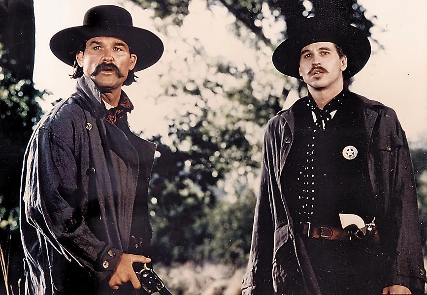 Val Kilmwe i Kurt Russell w filmie "Tombstone" 