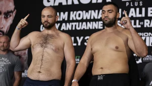 Adam Kownacki (z lewej) i Ali Eren Demirezen na oficjalnym ważeniu