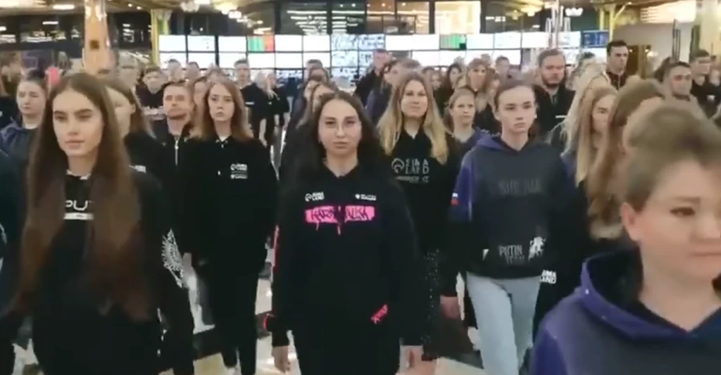 "Władimirze Władimirowiczu, jesteśmy z tobą" - woła na nagraniu "Drużyna Putina" "Władimirze Władimirowiczu, jesteśmy z tobą" - woła na nagraniu "Drużyna Putina"