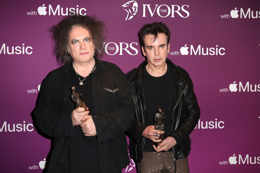 Robert Smith i Simon Gallup (The Cure) z nagrodą Music Icon Award podczas The Ivor Novello Awards - Londyn, 19 maja 2022 r.