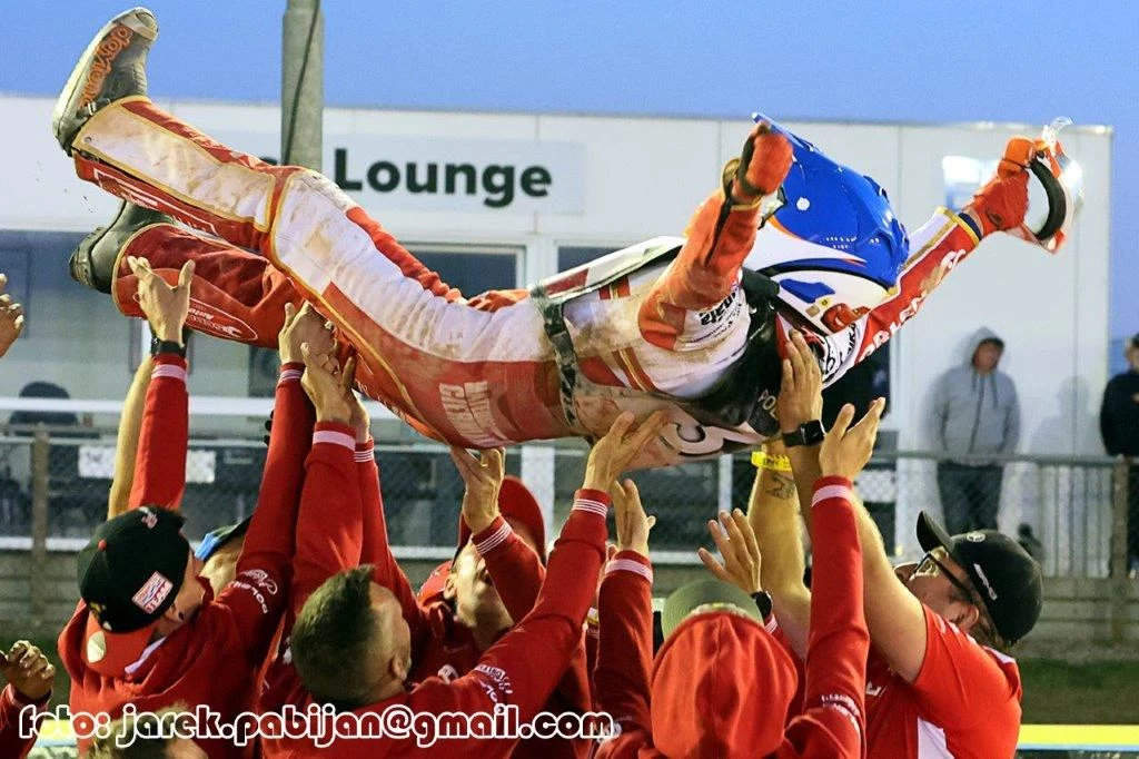 Mateusz Cierniak podrzucany w górę przez kolegów z reprezentacji Polski Mateusz Cierniak podrzucany w górę przez kolegów z reprezentacji Polski