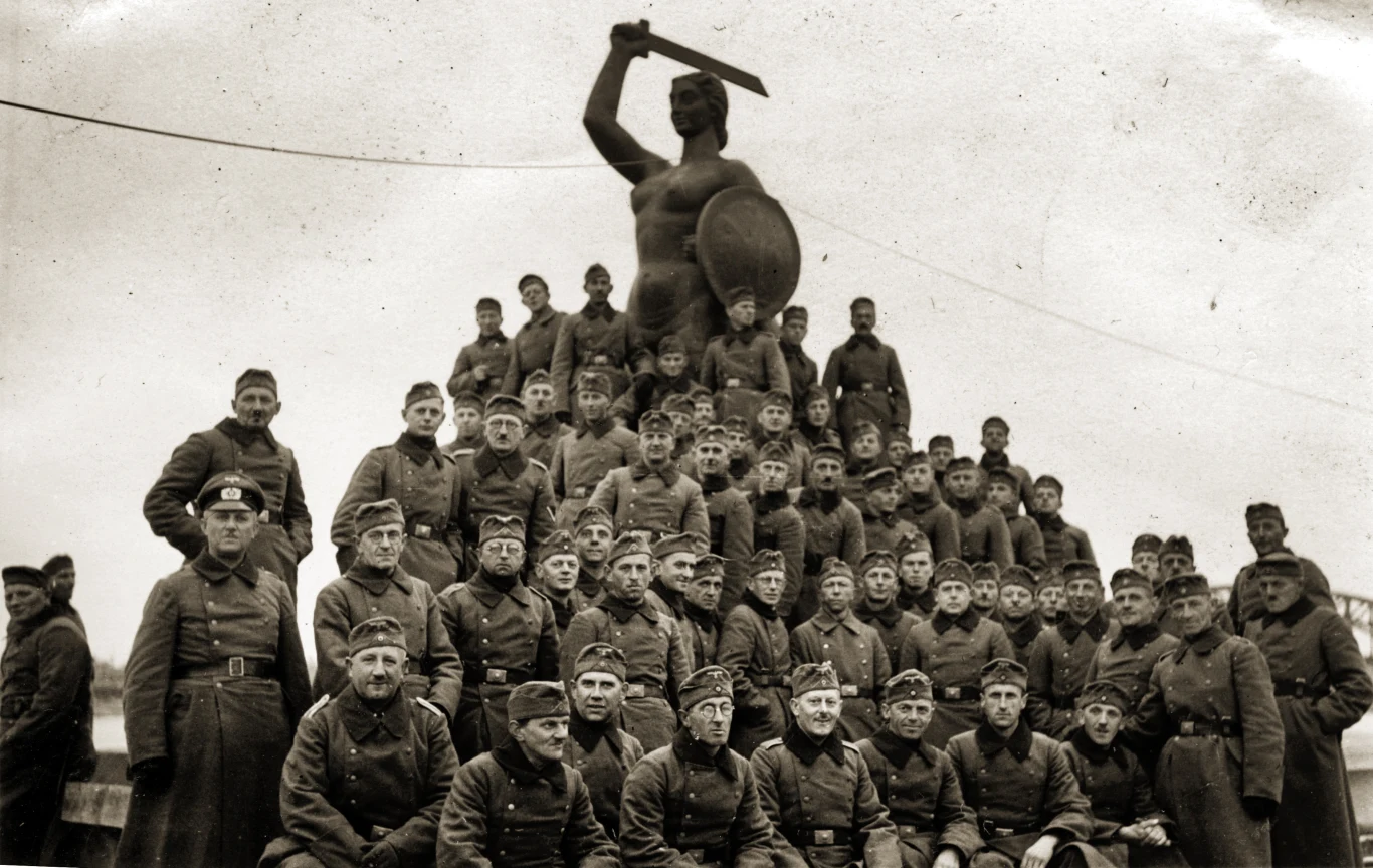 Niemieccy żołnierze pozujący z pomnikiem Syreny (1939 lub 1941 r.) Niemieccy żołnierze pozujący z pomnikiem Syreny (1939 lub 1941 r.)