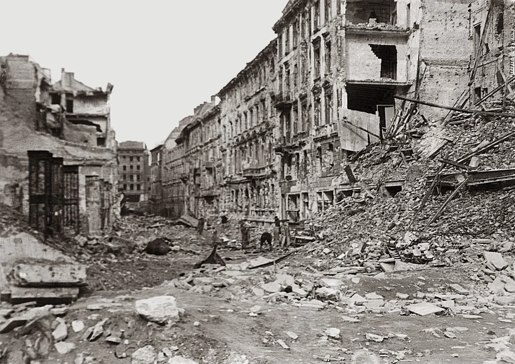 Warszawa w 1945 r. Ulica Mazowiecka, widok od Świętokrzyskiej w kierunku Traugutta