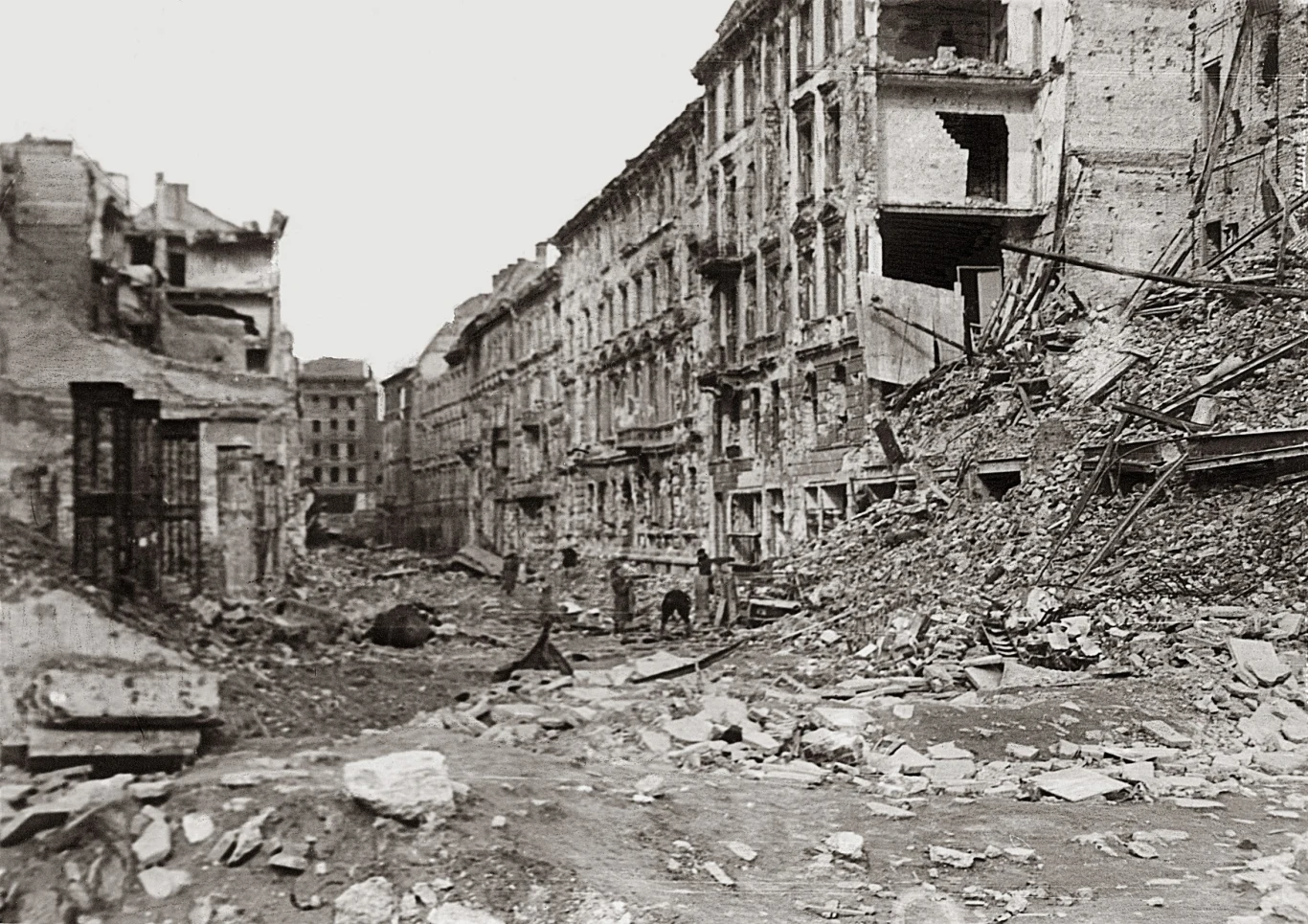 Warszawa w 1945 r. Ulica Mazowiecka, widok od Świętokrzyskiej w kierunku Traugutta Warszawa w 1945 r. Ulica Mazowiecka, widok od Świętokrzyskiej w kierunku Traugutta