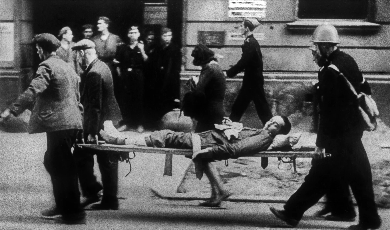 Przenoszenie rannych do szpitala powstańczego (08.1944 r.) Przenoszenie rannych do szpitala powstańczego (08.1944 r.)