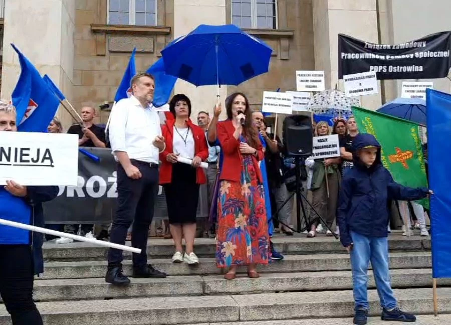 Agnieszka Dziemianowicz-Bąk i Adrian Zandberg podczas konferencji we Wrocławiu Agnieszka Dziemianowicz-Bąk i Adrian Zandberg podczas konferencji we Wrocławiu