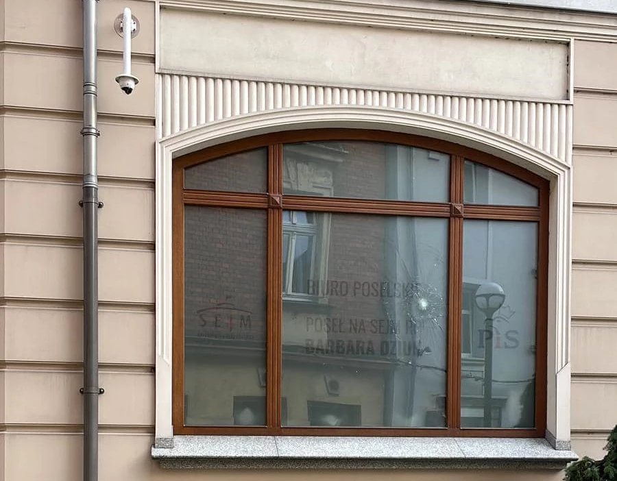 Rzucony przedmiot uszkodził szybę w biurze poselskim posłanki PiS Barbary Dziuk Rzucony przedmiot uszkodził szybę w biurze poselskim posłanki PiS Barbary Dziuk
