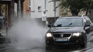 Przejechał szybko przez kałużę. Zalał silnik i jeszcze dostał za to mandat