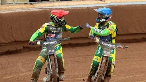 Jack Holder i Max Fricke dziękują sobie po biegu