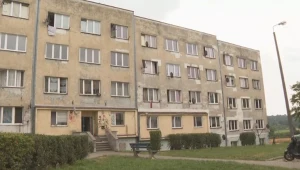 Blok, w którym mieszka chłopiec ze swoimi rodzicami