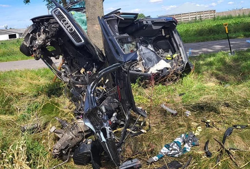 Wypadek Audi w miejscowości Mątowy Wielkie nieopodal Malborka / fot. Ochotnicza Straż Pożarna w Miłoradzu