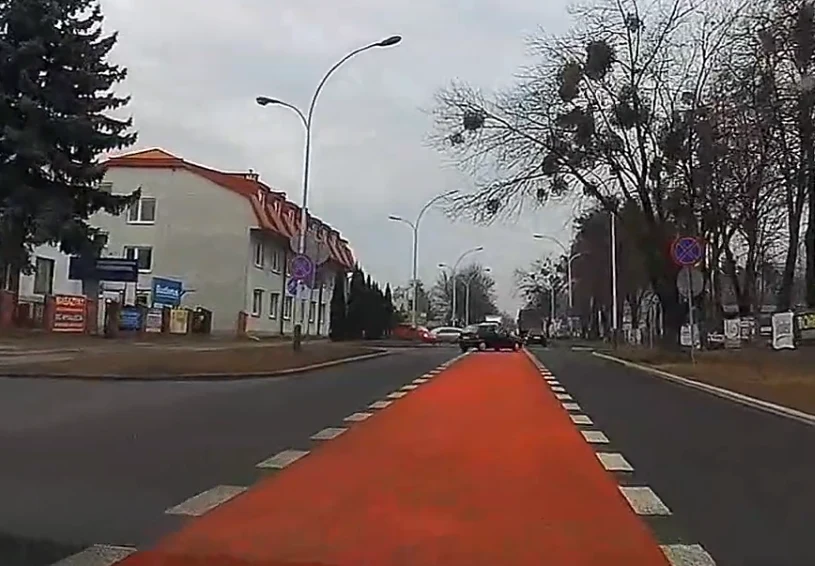 Czym są tzw. pasy manewrowe i czy można po nich jeździć? Czym są tzw. pasy manewrowe i czy można po nich jeździć?