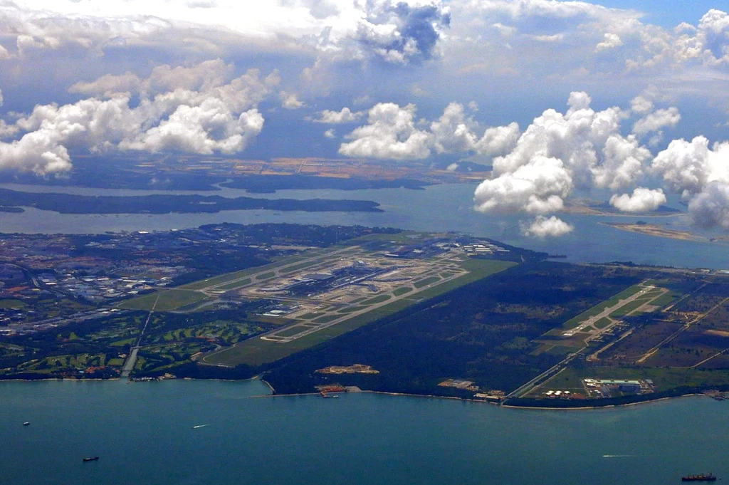 Changi East z piątym terminalem będzie zrealizowana na, widocznym po prawej stronie, zalesionym obszarze