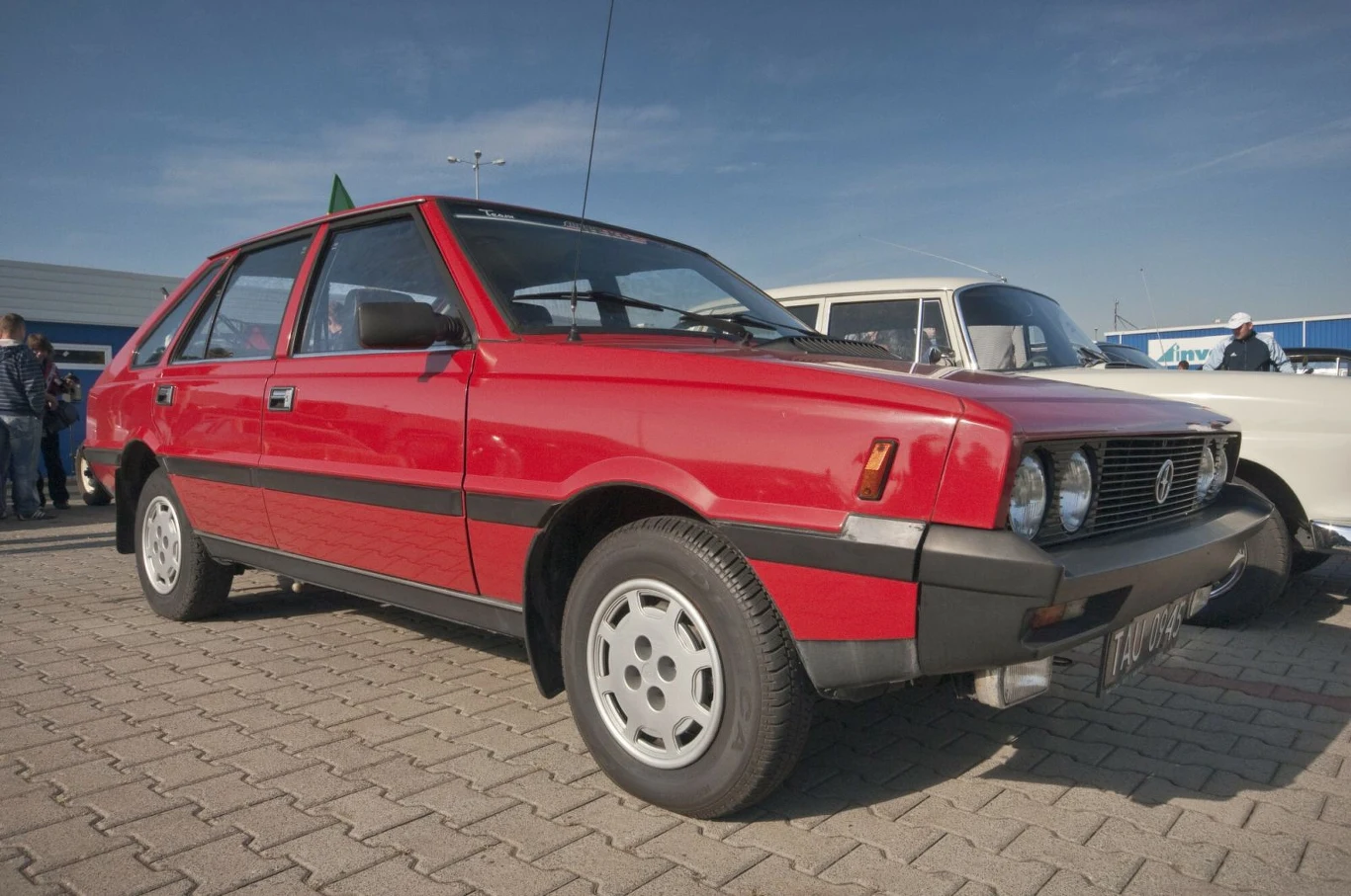Tzw. przejściówka - czyli Polonez z przeszklonym słupkiem C i pasem przednim zaprojektowanym dla wersji coupe