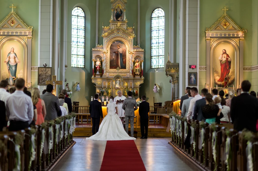 Niektórzy członkowie rodzin, zwłaszcza ze starszego pokolenia, nie patrzą przychylnym okiem na łączenie ceremonii