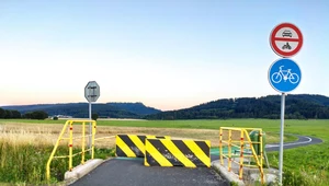 Znak STOP dla rowerzystów to za mało. Ale takie bariery ich zatrzymają