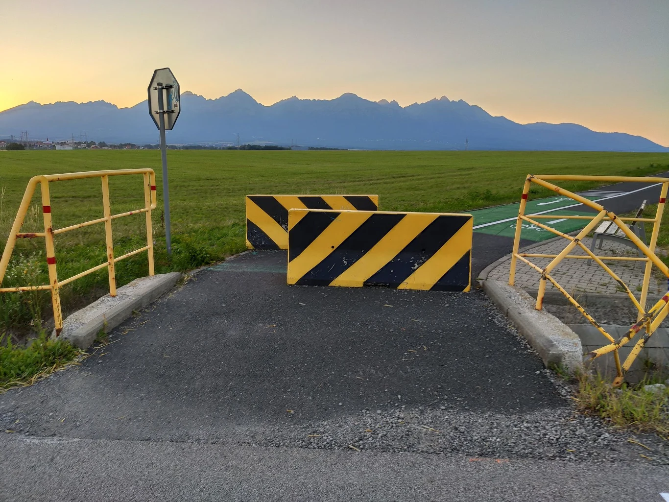 Nie ma fizycznej możliwości, by rozpędzony rowerzysta zignorował znak STOP Nie ma fizycznej możliwości, by rozpędzony rowerzysta zignorował znak STOP