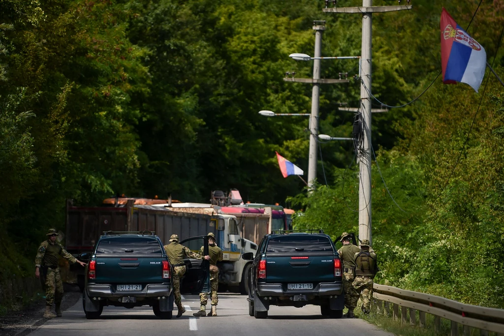 Patrol żołnierzy NATO w pobliżu barykady drogowej ustawionej przez etnicznych Serbów w pobliżu miejscowości Zubin Potok. Patrol żołnierzy NATO w pobliżu barykady drogowej ustawionej przez etnicznych Serbów w pobliżu miejscowości Zubin Potok.