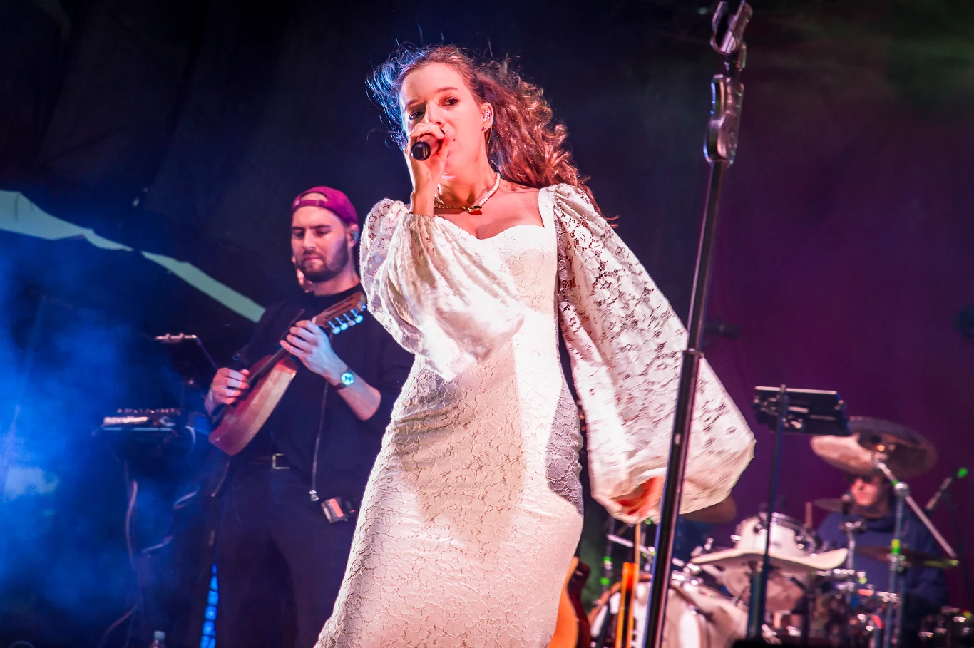 Na płycie "Uczta" gościnnie wsparli ją m.in. Dawid Podsiadło, Igor Herbut, Kwiat Jabłoni, Artur Rojek, Natalia Grosiak (Mikromusik), Artur Rojek, Grzegorz Turnau czy duet Miętha. Na płycie "Uczta" gościnnie wsparli ją m.in. Dawid Podsiadło, Igor Herbut, Kwiat Jabłoni, Artur Rojek, Natalia Grosiak (Mikromusik), Artur Rojek, Grzegorz Turnau czy duet Miętha.