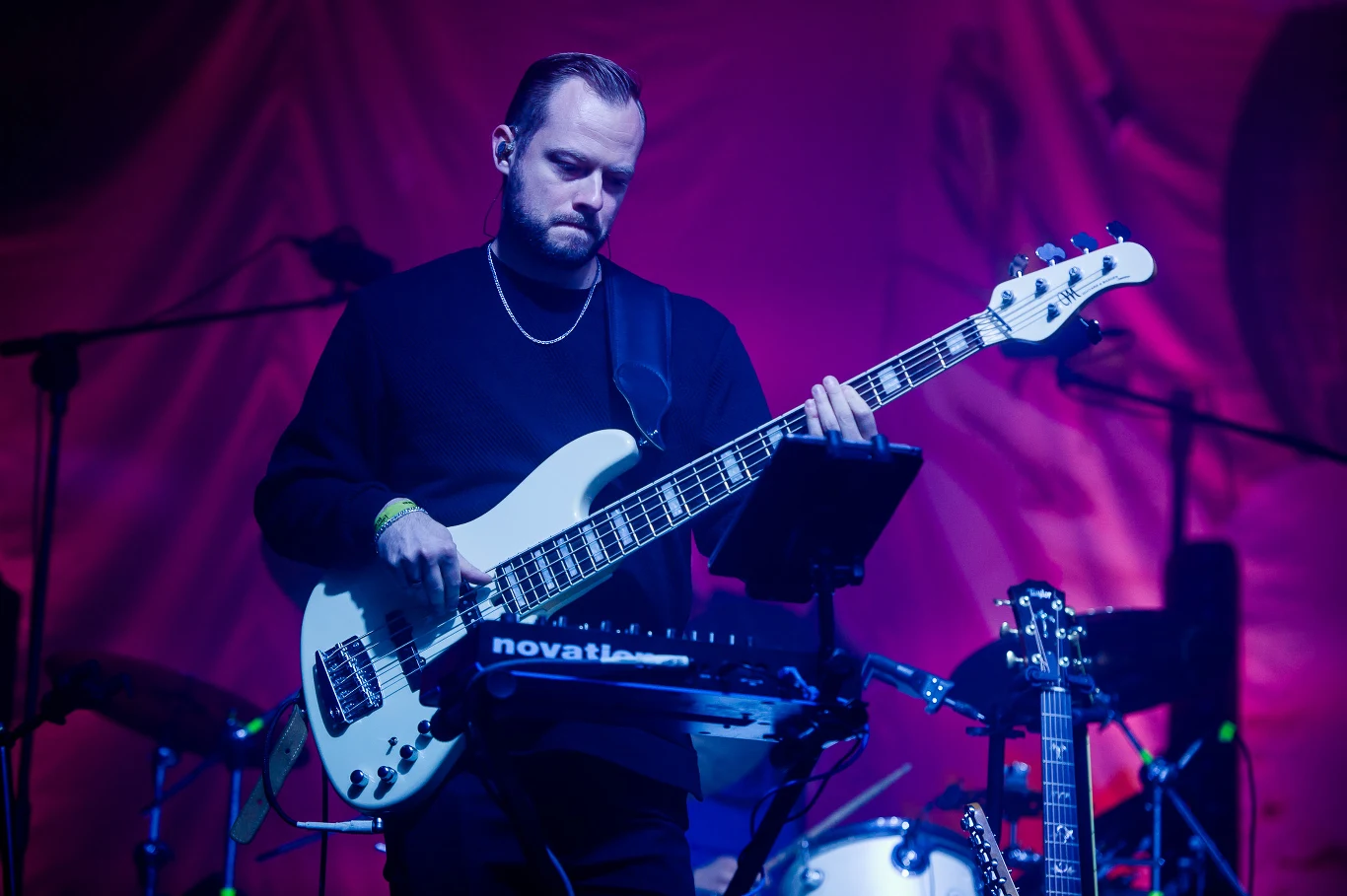 Twórczość sanah określana jest mianem mieszanki indie popu i art popu. Twórczość sanah określana jest mianem mieszanki indie popu i art popu.