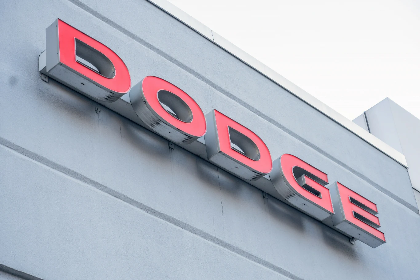 Marka Dodge z końcem 2023 roku wycofa spalinowe wersje modeli Charger i Challenger Marka Dodge z końcem 2023 roku wycofa spalinowe wersje modeli Charger i Challenger