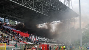 Kibice Polonii Warszawa odpalili środki pirotechniczne w meczu ze Stomilem