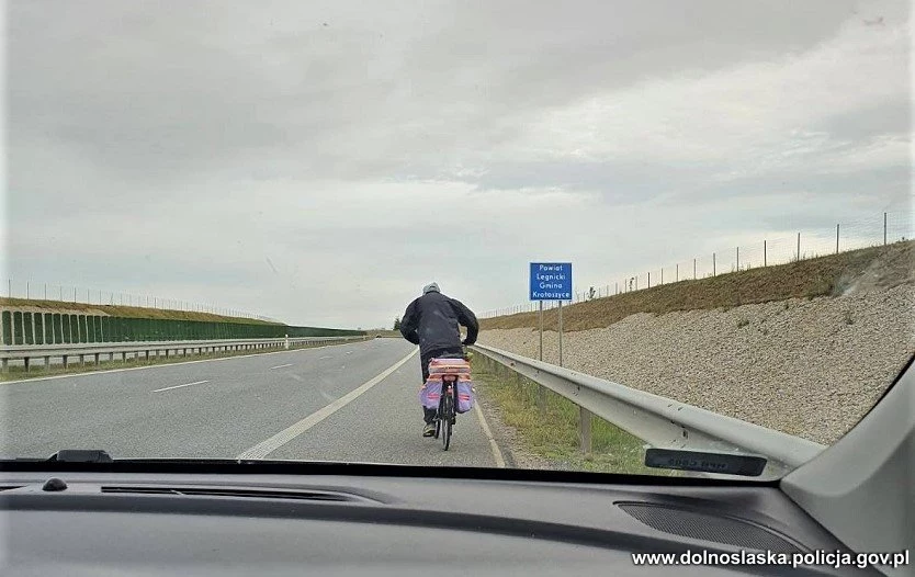 Policja systematycznie zmuszona jest do usuwania z dróg ekspresowych i autostrad nieodpowiedzialnych rowerzystów (fot. ilustracyjne)