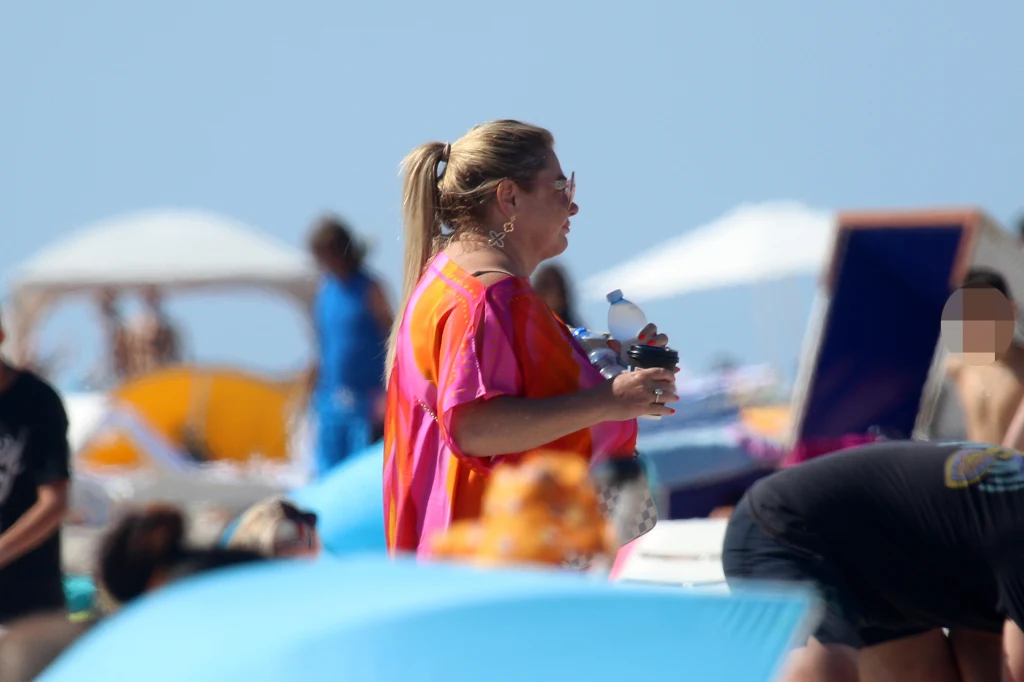 Niezgoda wraca z baru z napojami Niezgoda wraca z baru z napojami