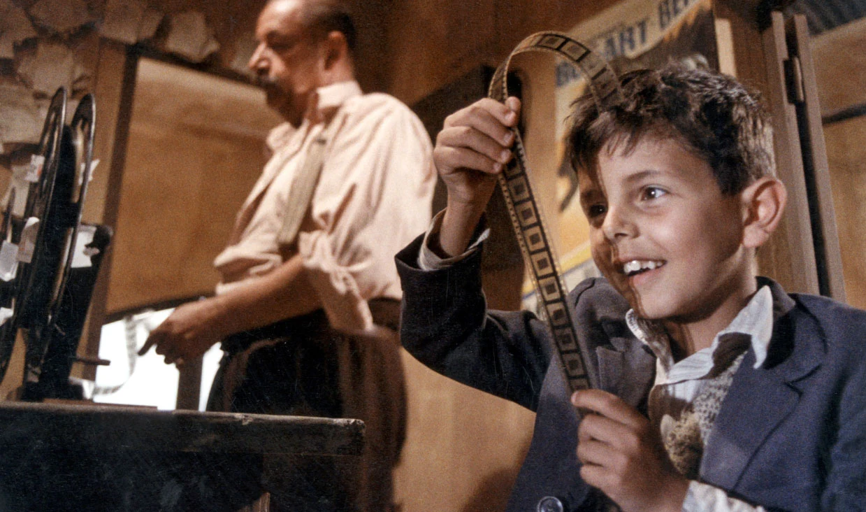 Philippe Noiret i Salvatore Cascio w filmie "Cinema Paradiso" (1988) Philippe Noiret i Salvatore Cascio w filmie "Cinema Paradiso" (1988)