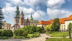 Chcesz zwiedzić Zamek Królewski na Wawelu? Sprawdź, ile kosztują bilety i jakie wystawy możesz obejrzeć