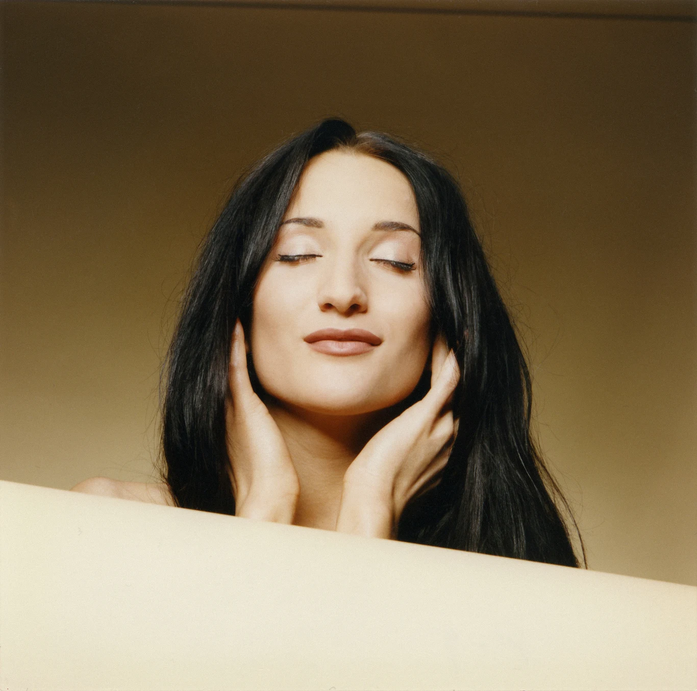 Na jesieni 1995 roku pojawiła się w radiu piosenka "Dziewczyna Szamana", która zdobyła dużą popularność (trafiając nawet na szczyt listy przebojów Programu III PR), a także nominacje do nagrody Fryderyk w kategoriach "piosenka roku" i "wideoklip roku" (podczas gali wręczania Fryderyków Steczkowska zaśpiewała w duecie z Edytą Górniak). Utwór ten zapowiadał album zatytułowany "Dziewczyna Szamana" (1996), wyprodukowany przez Grzegorza Ciechowskiego z Republiki.