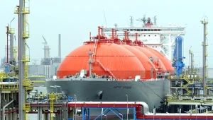 Gazowiec LNG, przeznaczony do transportu skroplonego gazu ziemnego, w porcie w Rotterdamie (Holandia)