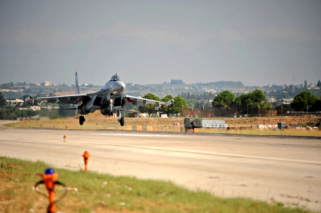 Model myśliwca Su-35, który Rosja ma przekazywać Iranowi Model myśliwca Su-35, który Rosja ma przekazywać Iranowi