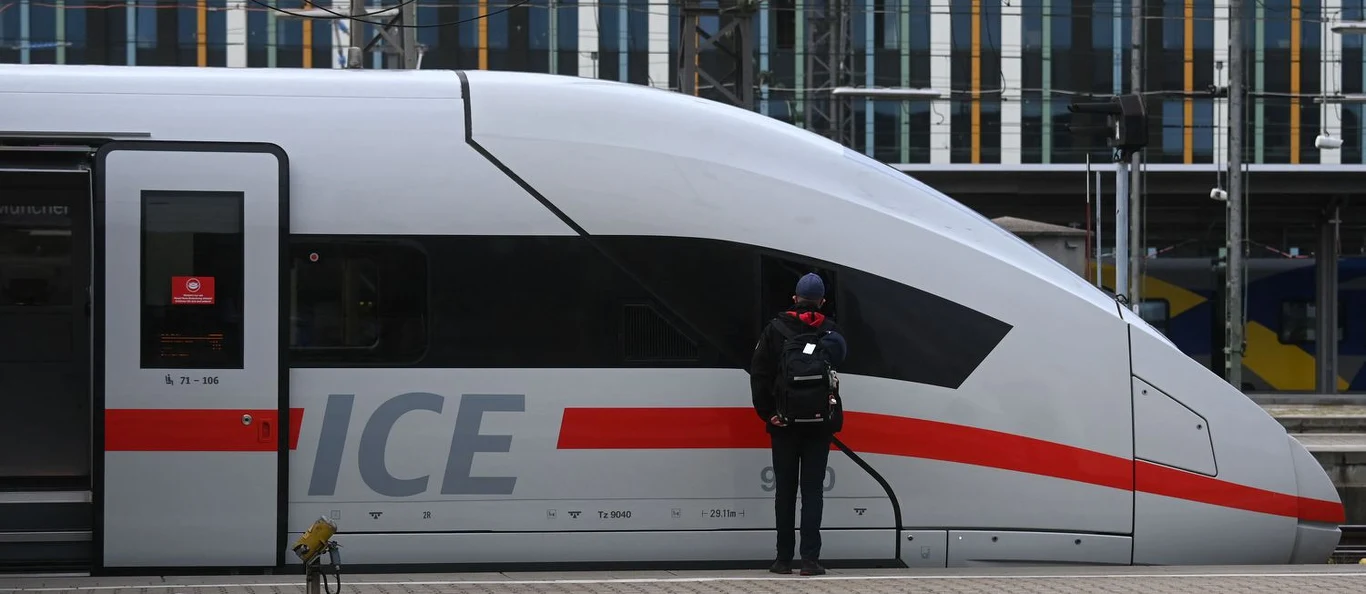 Pociąg ICE Deutsche Bahn na dworcu w Monachium Pociąg ICE Deutsche Bahn na dworcu w Monachium