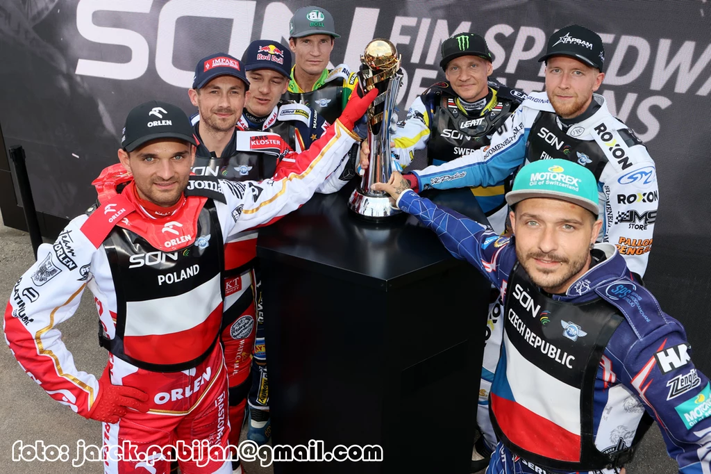 Zawodnicy finalistów Speedway of Nations. Na pierwszym planie Bartosz Zmarzlik i Vaclav Milik Zawodnicy finalistów Speedway of Nations. Na pierwszym planie Bartosz Zmarzlik i Vaclav Milik
