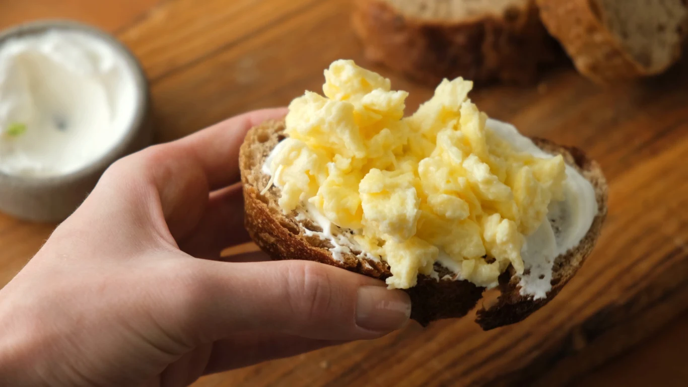 Jajecznica świetnie smakuje bez mięsnych dodatków